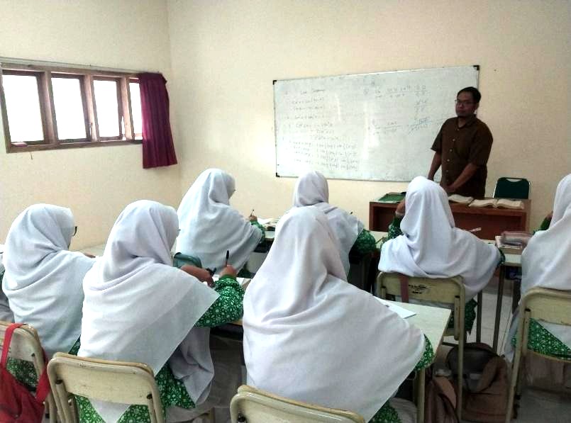 Pengabdian kepada Masyarakat STTI Cirebon melalui Pengajaran dan Pendampingan Belajar Siswa SMA