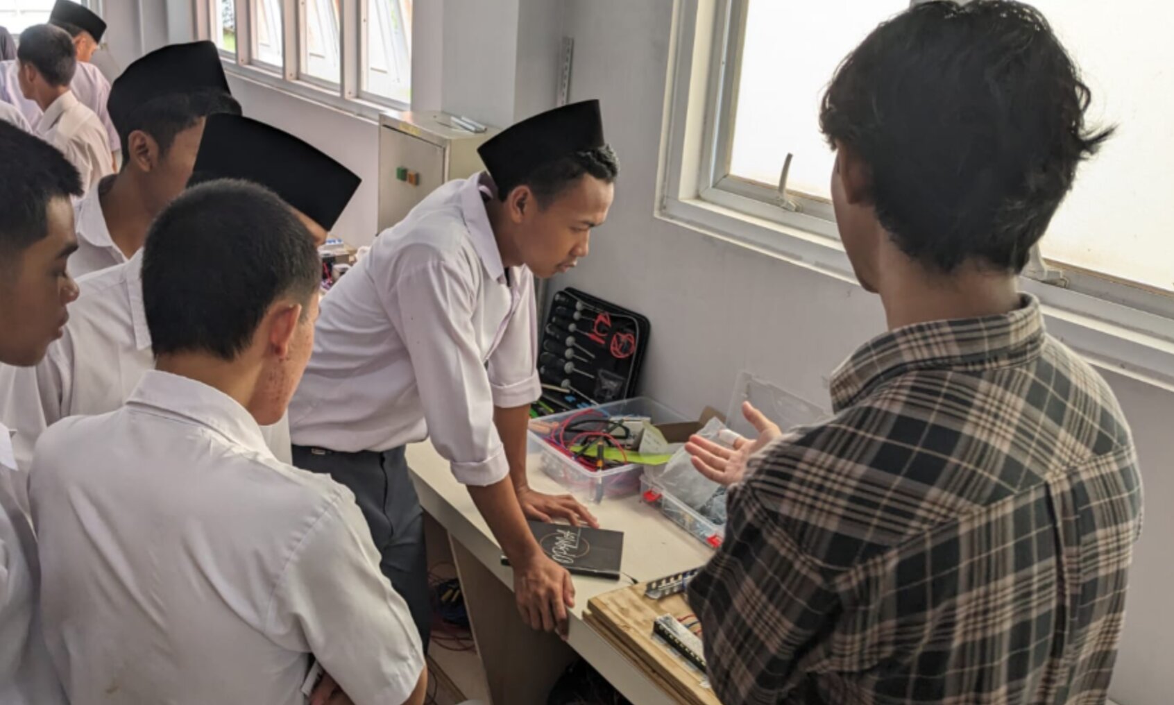 Kunjungan Laboratorium STTI Cirebon Berikan Pengalaman Kampus bagi Siswa SMA