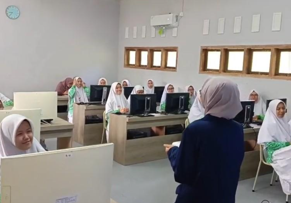 Kunjungan Laboratorium STTI Cirebon Berikan Pengalaman Kampus bagi Siswa SMA