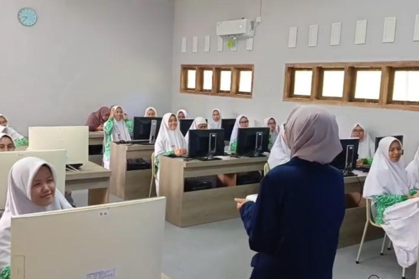 Kunjungan Laboratorium STTI Cirebon Berikan Pengalaman Kampus bagi Siswa SMA