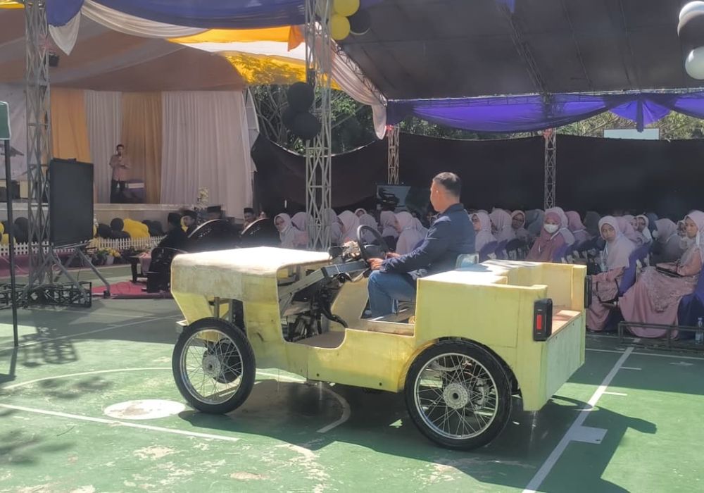 STTI Cirebon Tampilkan Prototipe Mobil Listrik dan Lift Barang